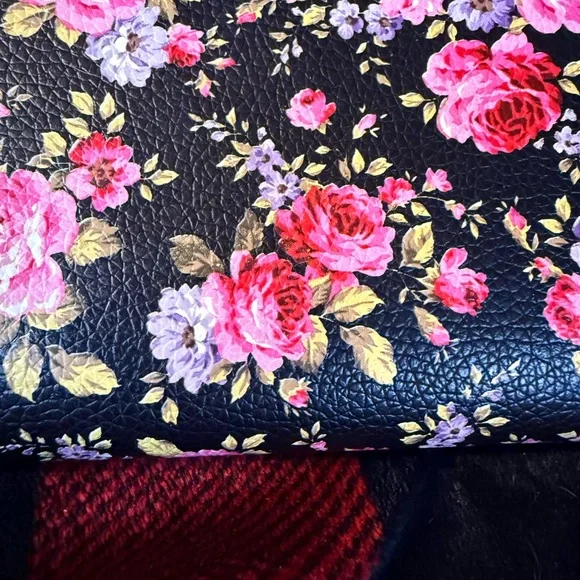 Lot of 6 gently used and new Wallets and 2 Purse Straps. - Picture 14 of 15